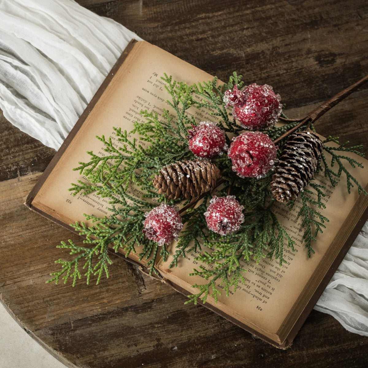 ICY CEDAR, POMEGRANATE & PINECONE SPRAY 17.5"